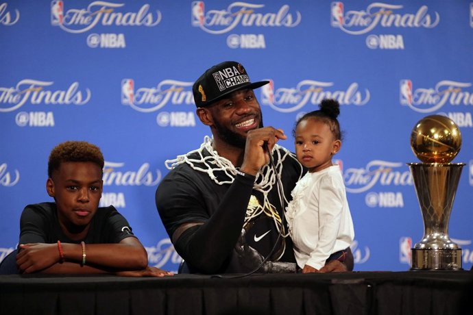 LeBron James (Cleveland Cavaliers) celebra el anillo con su hijos