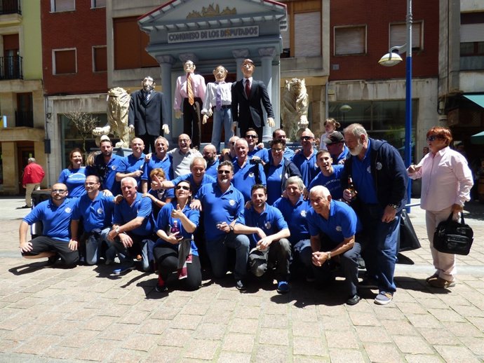 Felix Alvarez con la peña Juan de la Cosa y su falla sobre el Congreso