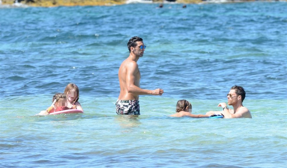 Xabi Alonso y Álvaro Arbeloa con sus hijos/ OSCAR O.D