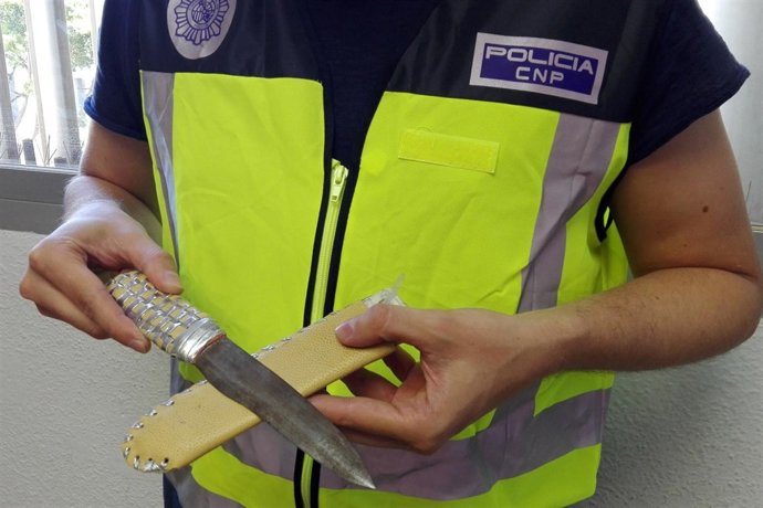 El puñal intervenido a un detenido en Almería por amenazar a dos personas