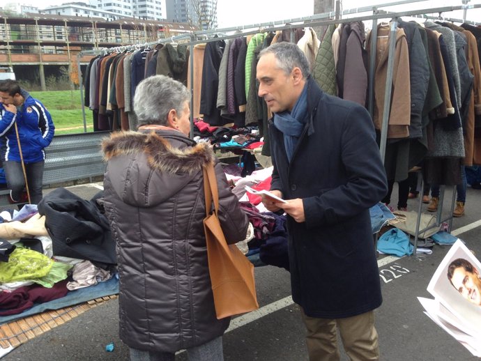 Antonio Rodríguez, candidato de Ciudadanos por A Coruña, en el mercadillo