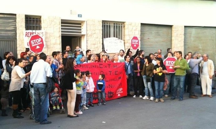 Concentración para impedir un desahucio en Alicante