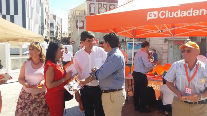 Marín, junto al stand de Ciudadanos frente al Mercado Central