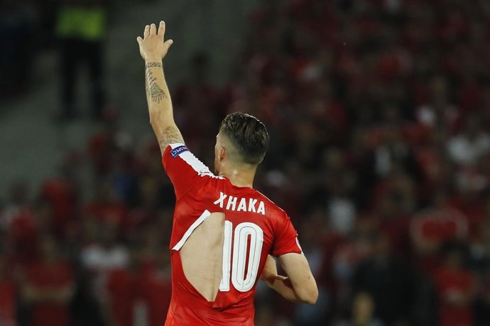 Xhaka con la camiseta Puma rota en la selección suiza