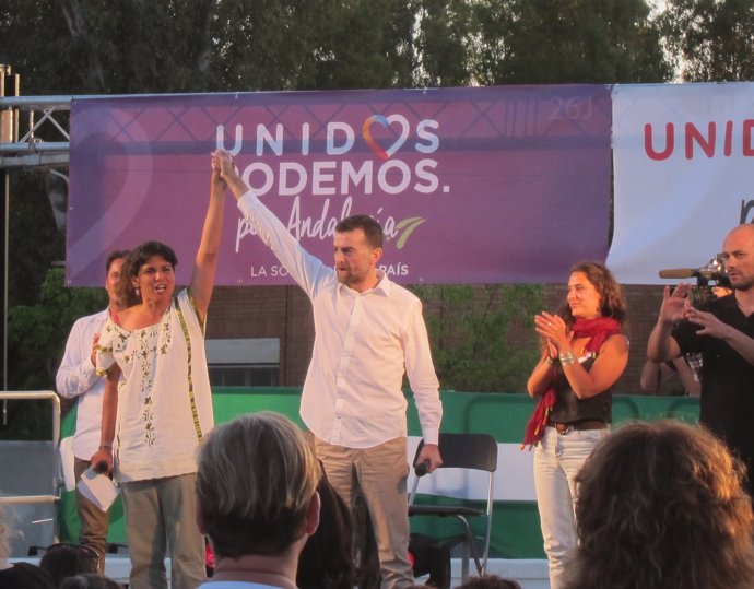 Teresa Rodríguez (Podemos) y Antonio Maíllo (IU) en un acto público