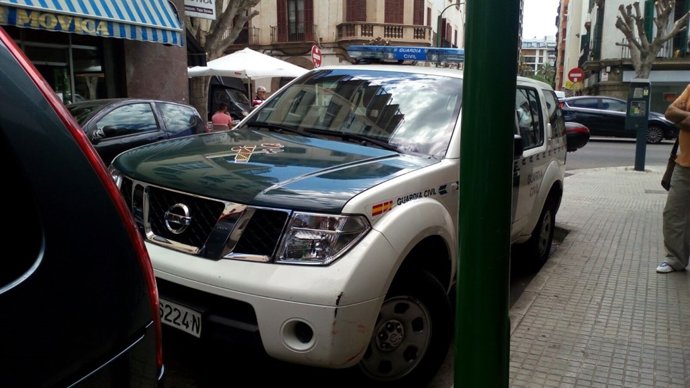 Un vehículo de la Guardia Civil en la calle Ibiza de Palma