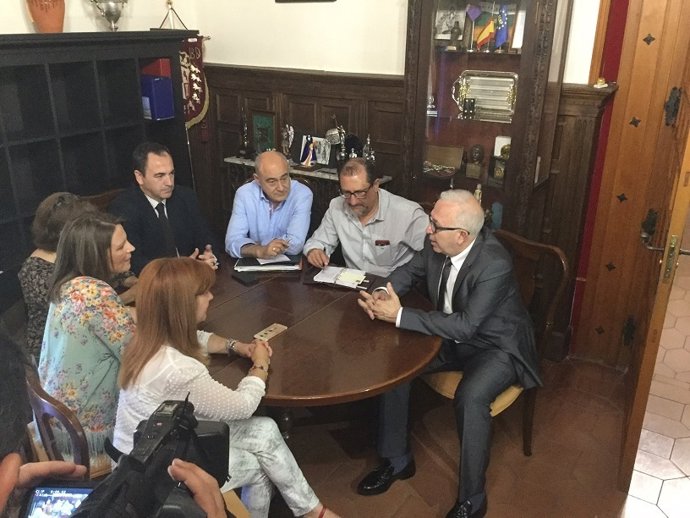 Sánchez Maldonado (1d) en la reunión con responsables municipales de Úbeda. 