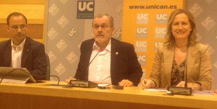 El rector y los vicerrectores, durante la rueda de prensa en el Paraninfo