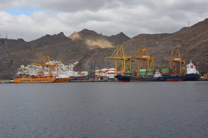 Portacontenedores en el puerto de Santa Cruz de Tenerife