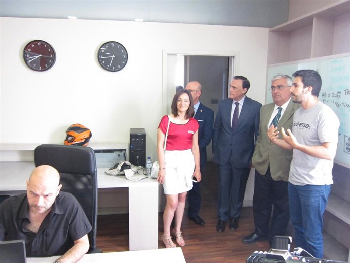 El consejero (2º dcha.) con el fundador de Audiense