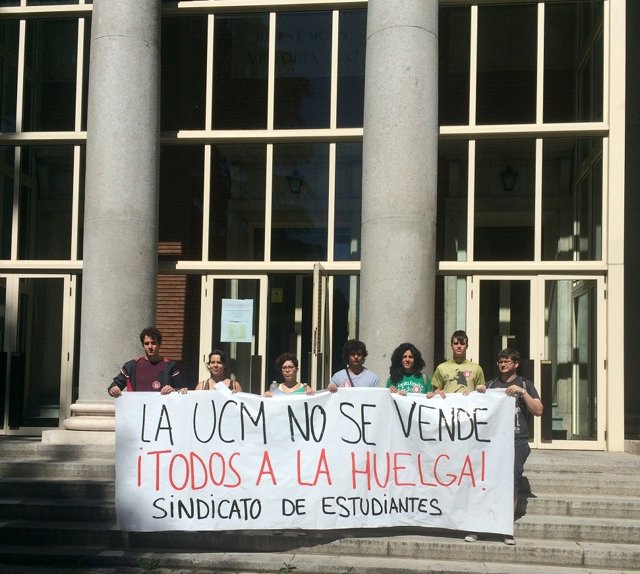 Sindicato de estudiantes en el rectorado de la UCM.