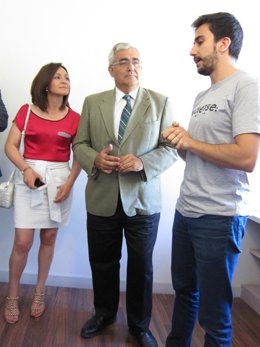 El consejero (centro), junto a Burón