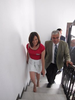 El consejero sube una escalera junto a la delegada de la Junta en Córdoba