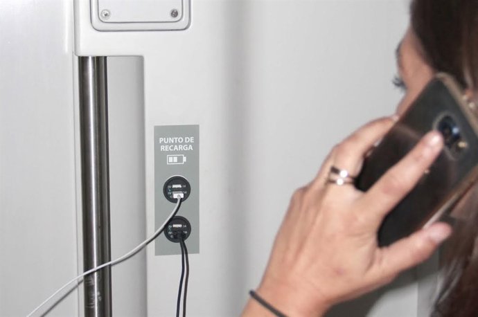 Puntos de recarga en el interior de los trenes. 