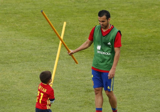 Pedro Rodríguez juega con su hijo en el entrenamiento de la selección