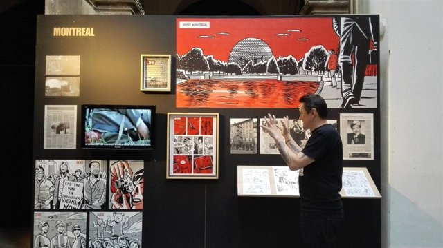 Fermin Muguruza explicando uno de los paneles de la exposición