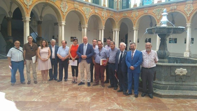 Antonio Ruiz (centro) y representantes de colectivos y asociaciones