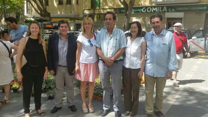 Catalina Soler junto a miembros del PP de Manacor