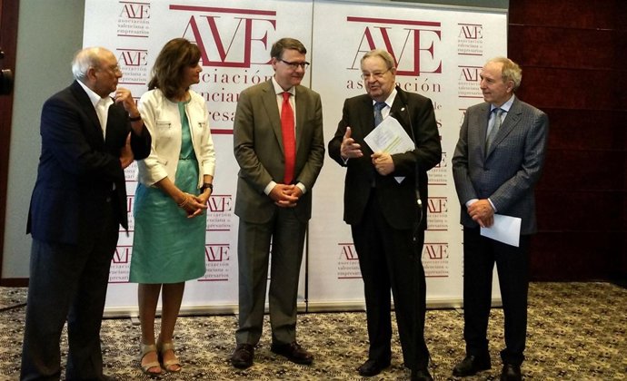 Jordi Sevilla y Ana Botella con miembros de AVE