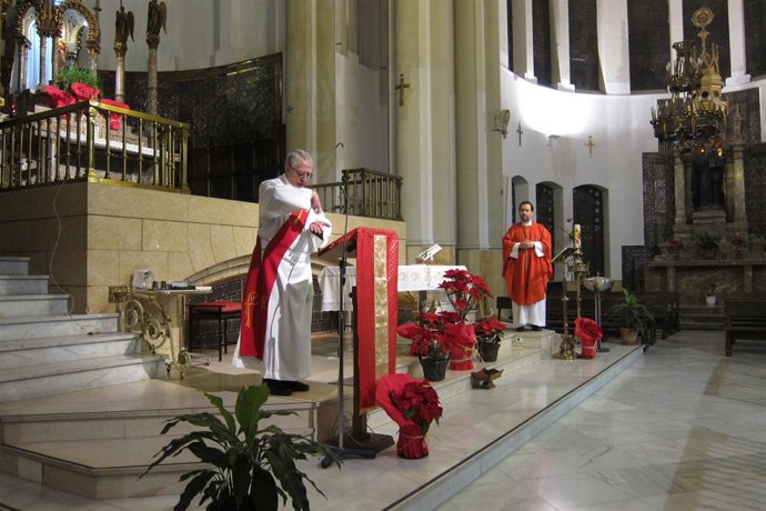 Sacerdote celebrando misa en lengua de signos