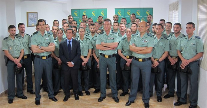 Los 40 nuevos agentes posan con el delegado del Gobierno y el coronel