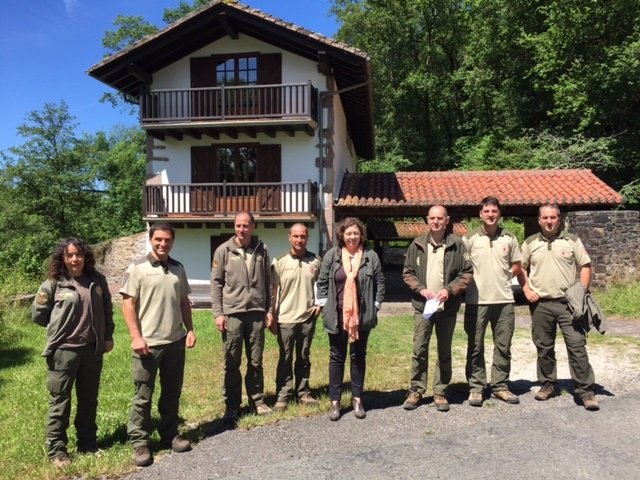 La consejera junto con personal de la demarcación.