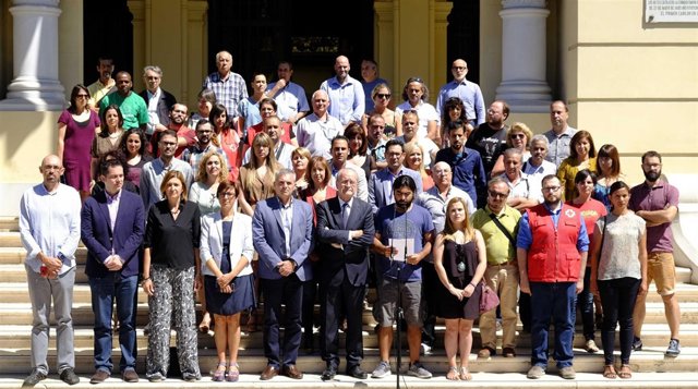 De la Torre y Corporación en minuto de silencio por refugiados en Ayuntamiento