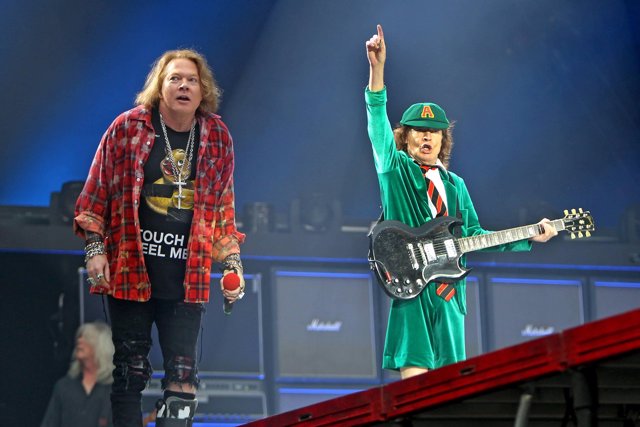 AXL ROSE Y ANGUS YOUNG