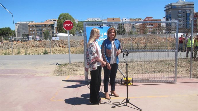 La presidenta de la comunidad de Madrid, Cristina Cifuentes, y Fátima Báñez.