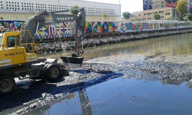 El Ayuntamiento De Málaga Informa: EMASA RETIRA LOS LODOS CAUSANTES DEL MAL OLOR