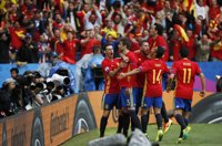 Piqué lamenta que se haya "tergiversado" y dice que Pedro "aporta el mejor ambiente"