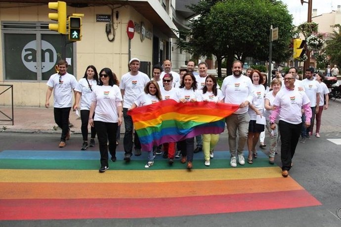 Pasos de peatones con la bandera arcoiris