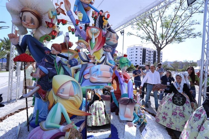 El monumento de Baver-Els Antigons, ganadora este año, visitado por el alcalde