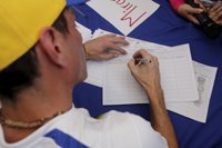 Comienza en Venezuela el proceso de validación de firmas para el revocatorio contra Maduro