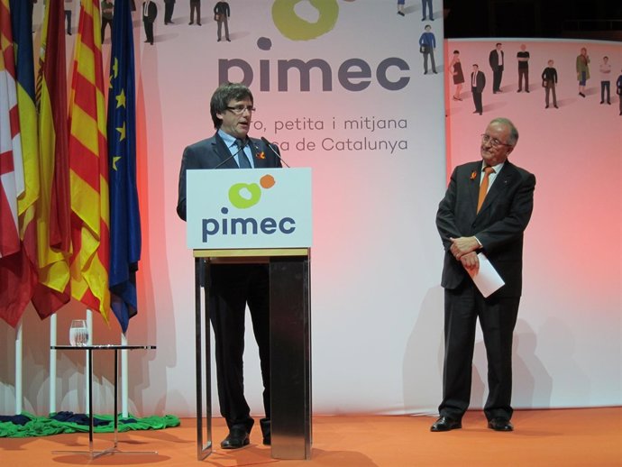 El presidente de la Generalitat, Carles Puigdemont, y el de Pimec, Josep Gonzále