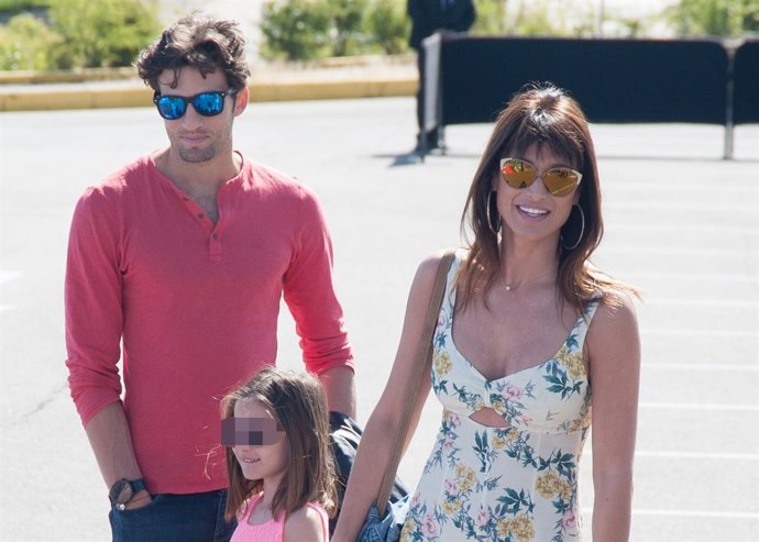 Sonia Ferrer junto a su hija Laura y su novio/ ANGEL DIAZ BRINAS