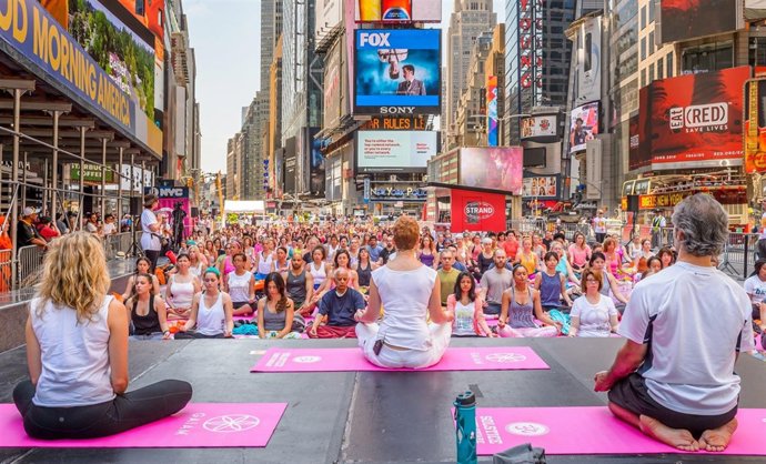 Gente practicando yoga/ Cordon Press