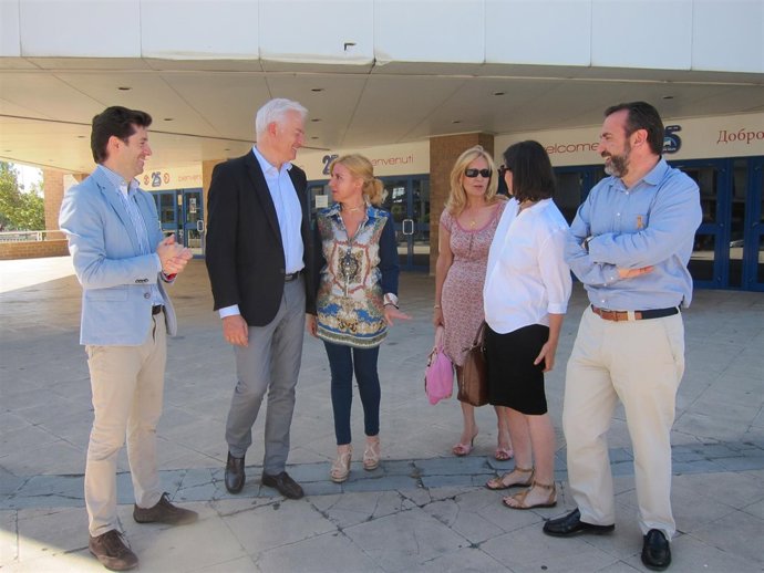 Miembros de la coalición PP-PAR, este martes ante el pabellón Príncipe Felipe