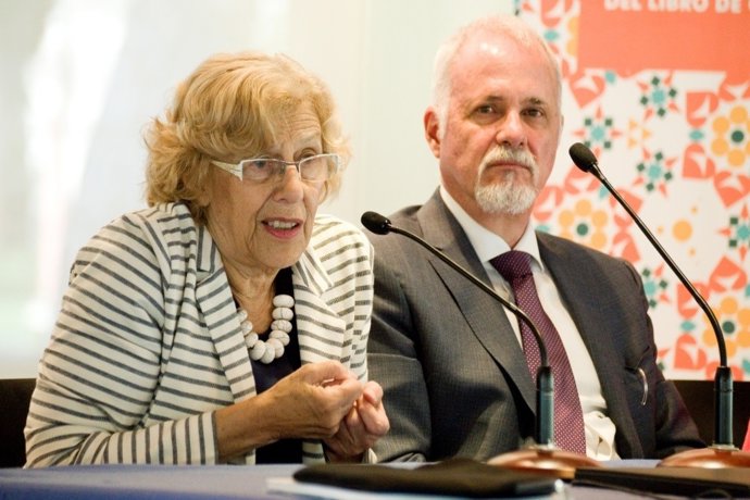 Manuela Carmena con el presidente de la Feria del Libro de Guadalajara