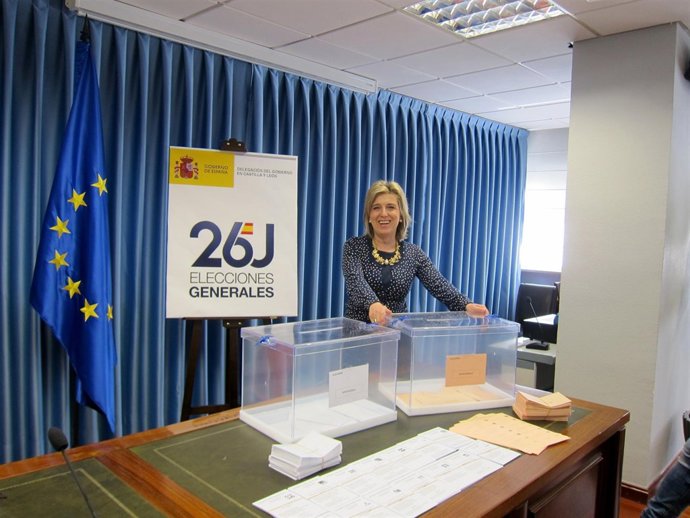 La delegada del Gobierno, María José Salgueiro, ante dos urnas electorales.