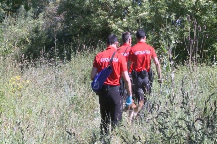 Ertzainas realizan inspecciones junto al Zadorra