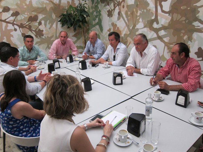 Reunión de González Pons con jóvenes empresarios extremeños