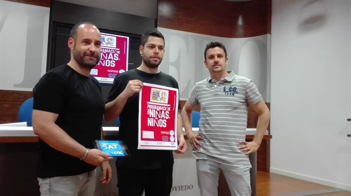 Roberto Bayón (SAT), Rubén Rosón (concejal Economía) y Pablo Núñez (FabLab León)