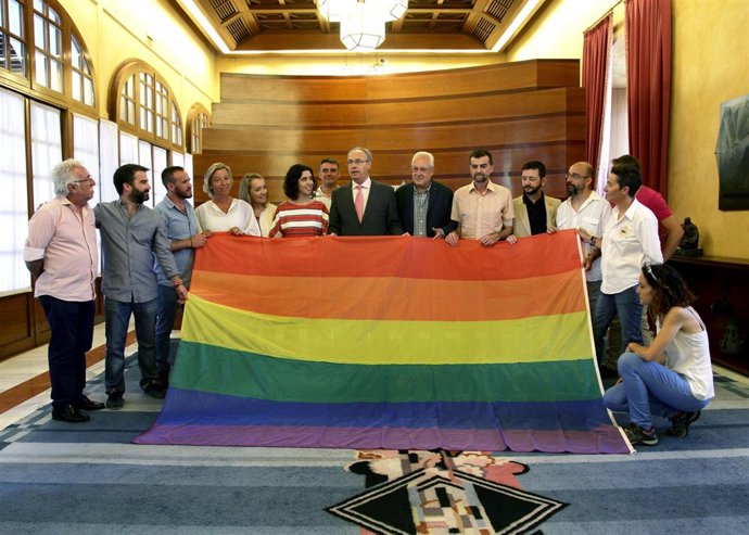 Representantes políticos con bandera de la diversidad en el Parlamento andaluz