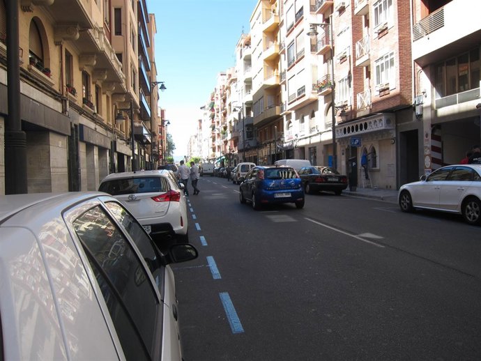 Dobles filas y peatones cruzando en República Argentina