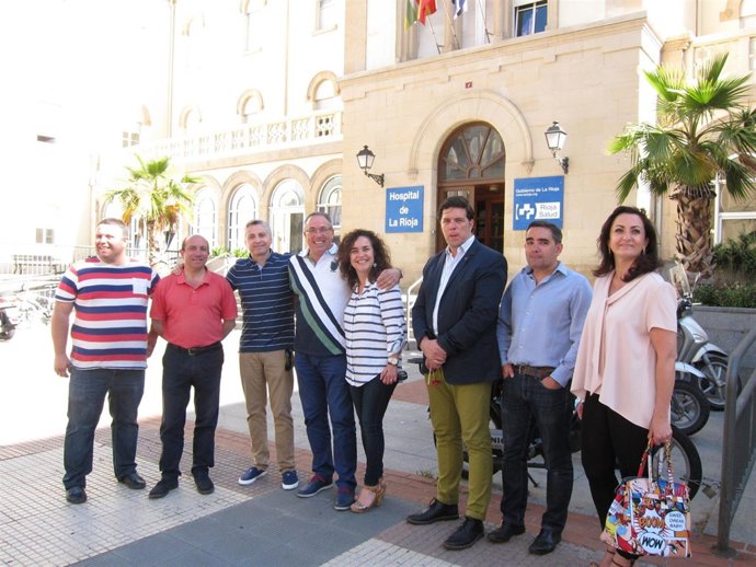 El candidato del PSOE al Senado Francisco Martínez Aldama con dirigentes PSOE