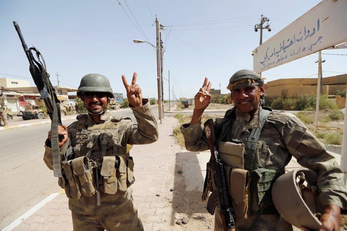 Militares iraquíes celebran los avances sobre la ciudad de Faluya