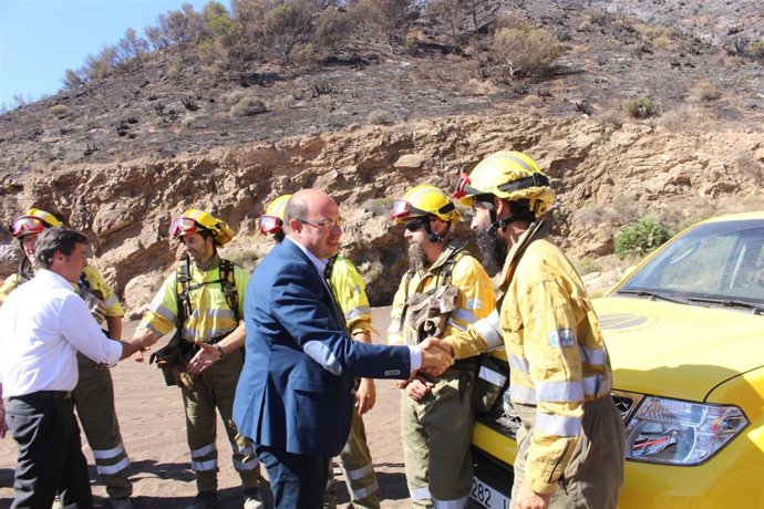 FOTO/El Presidente De La Comunidad Visita La Zona Afectada Por El Incendio De El