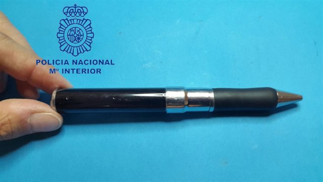 Bolígrafo-Cámara utilizado por un joven para espiar en el piso de unos Erasmus