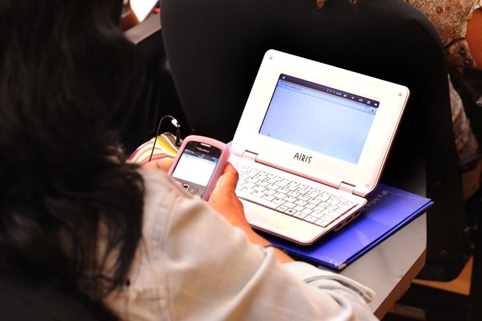 Una mujer consultando las redes sociales